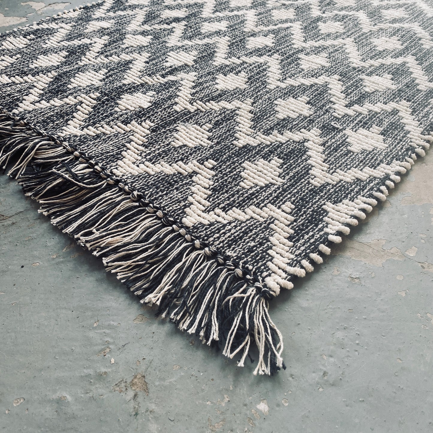 Black and white diamond pattern 100% cotton rug