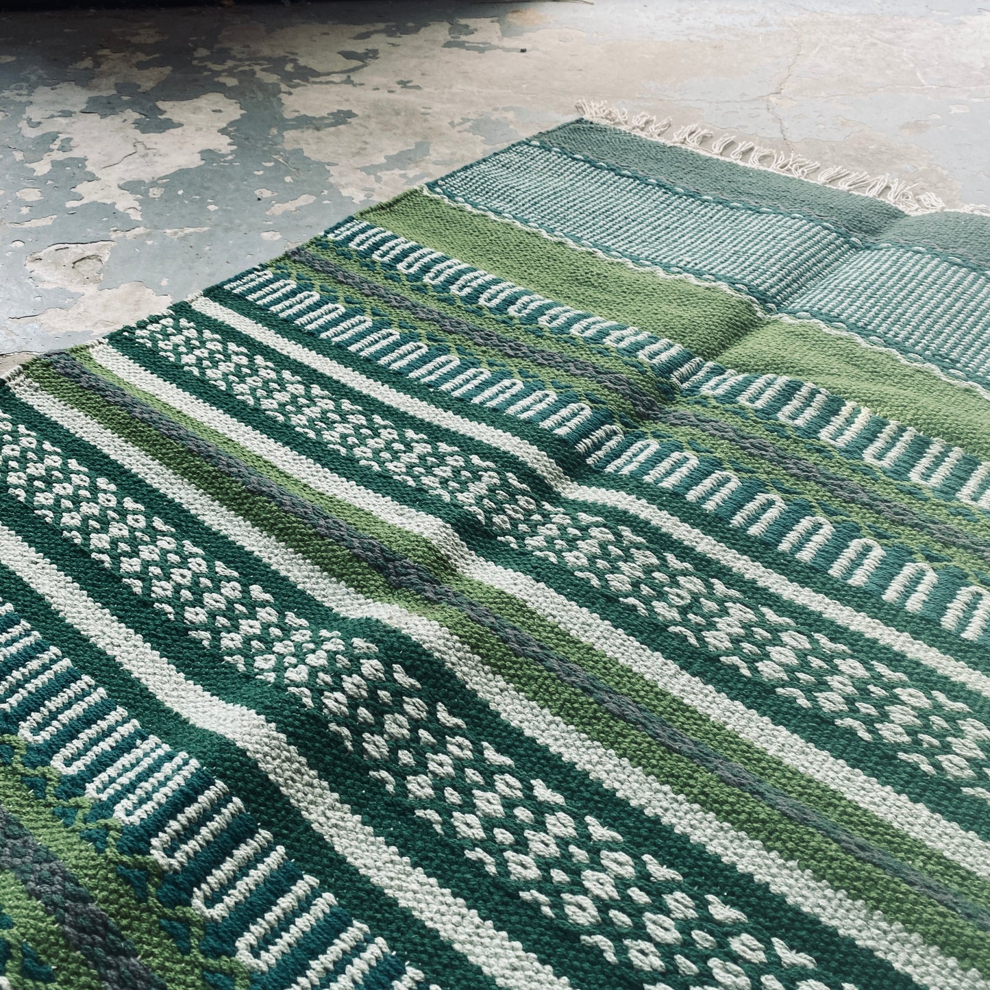 Green and white 100% cotton rug