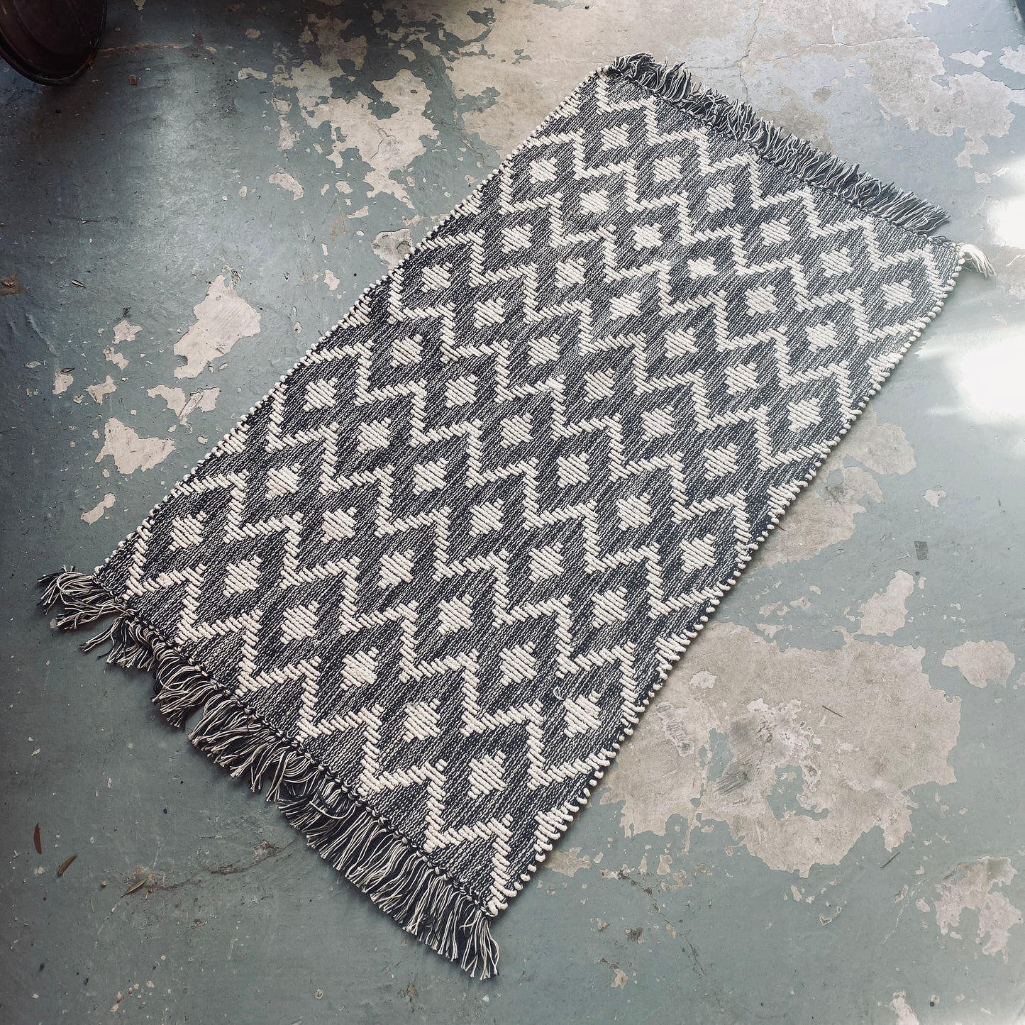 Black and white diamond pattern 100% cotton rug
