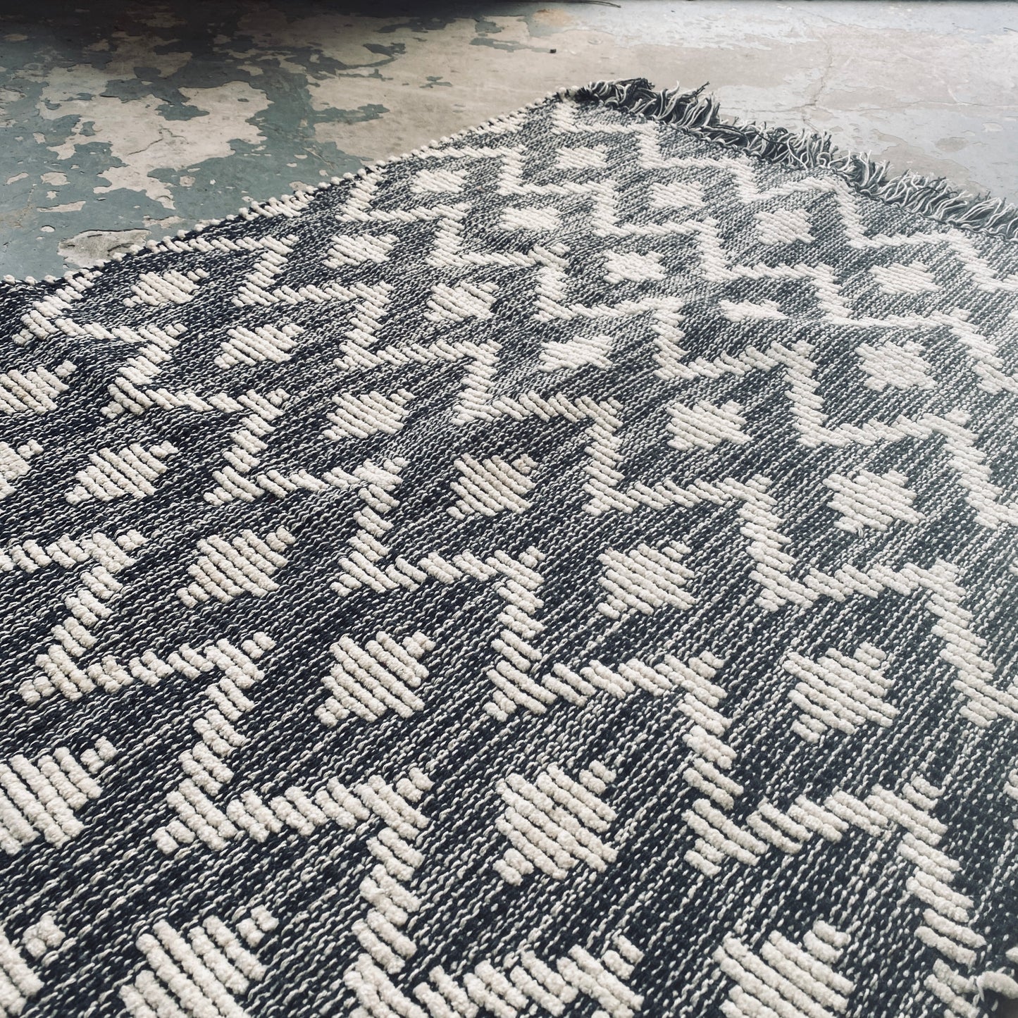 Black and white diamond pattern 100% cotton rug